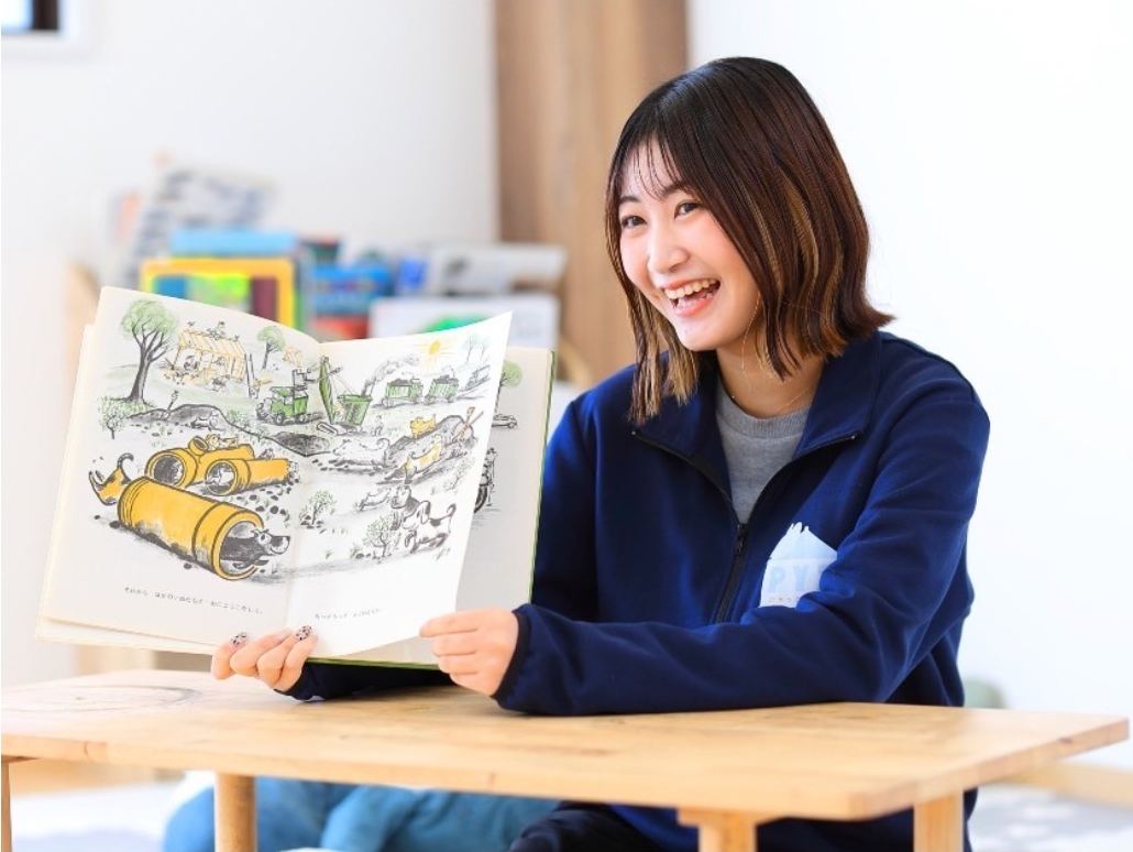 絵本を読むスタッフ